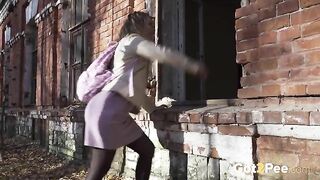 European shows off her ass while pissing