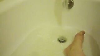 BBW shits and plays with pussy