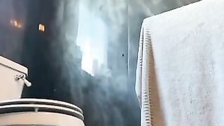 English chick shits nicely on the floor