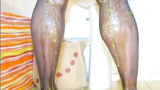 Leaking shit on her legs