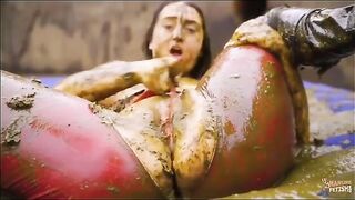 Curvy brunette babe masturbates in the poop