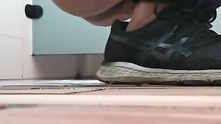 Amateur teeny girl dropping shit