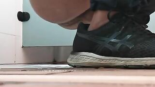 Amateur teeny girl dropping shit