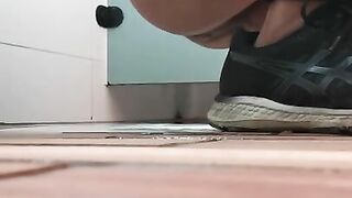Amateur teeny girl dropping shit