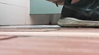 Amateur teeny girl dropping shit