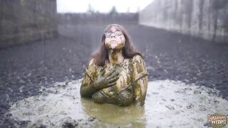 ON TOUR Two pits one girl show