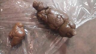 Woman takes a huge shit while pissing and spreading her ass