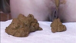 Babe shitting a big load of diarrhea on the table - EroProfi