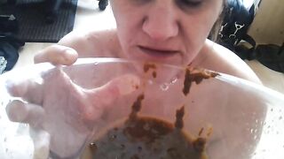 Amateur lady eating shit