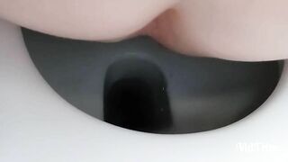 Naughty Sarah taking a dump