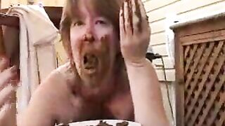 Mature lady eating shit while pussy rubbing