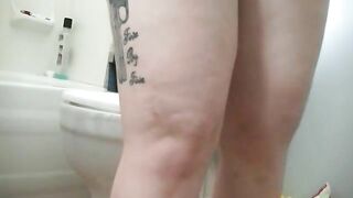 BBW girl pooping