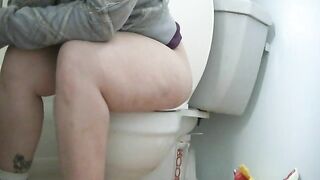 BBW girl pooping