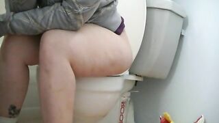 BBW girl pooping