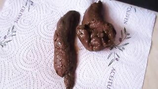 BBW pulls legs back for a nice turd