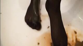 Girl takes a huge dump in a bathtub
