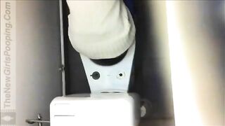 Amateur horny girlfriend caught shitting