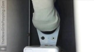 Amateur horny girlfriend caught shitting