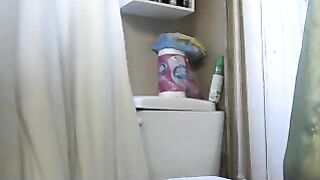 Cute redheaad tattooed babe shitting