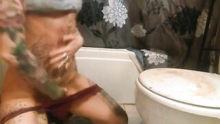 Wild tattooed babe ass fingering solo