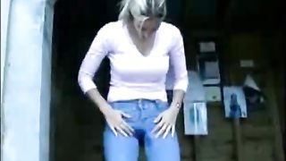 A group of Girls Pissing