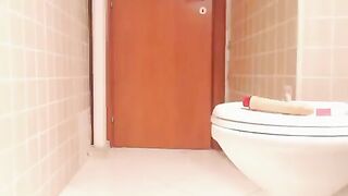 Dirty bicth fucking her pooping hole with dildo