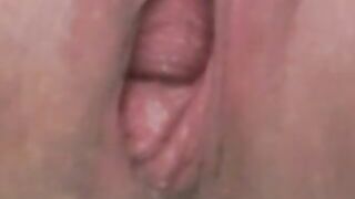 Amateur mommy caught pissing