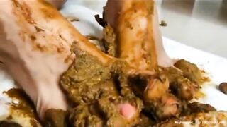 Slutty cheeky MILF ass toying and smearing shit