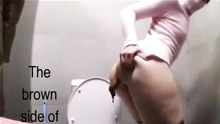 Thick round ass lady shitting hard load