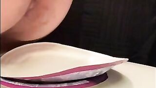 Juicy round ass lady shitting