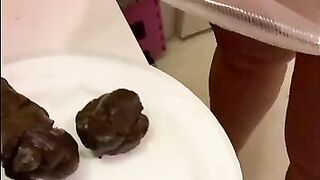 Juicy round ass lady shitting