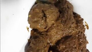 Amazing round ass lady shitting sweetly