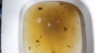 Amazing round ass lady shitting sweetly