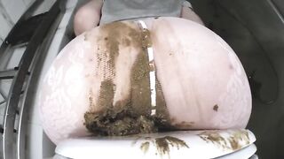 POV of stunning babe dropping messy shit