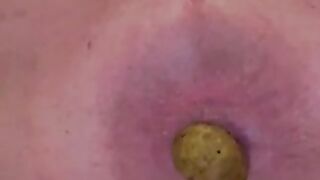 Yummy shitting closeup
