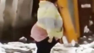 BBW lady poops in the public