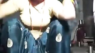 Indian desi lady shitting