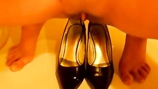 Kinky brunette bodacious cougar pooping into her high heels