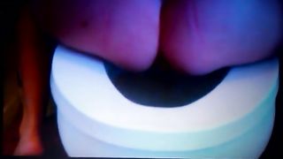 Amateur milf taking a shit