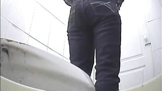 Lady doesn't wipe her ass