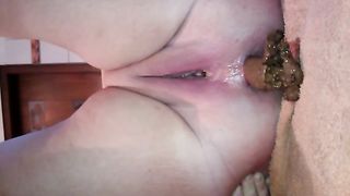 BBW girl takes a shit