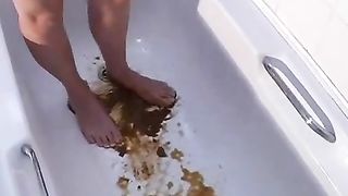 Skylar Blue smears shit