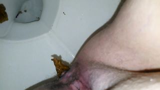 Amateur girl taking a shit and piss