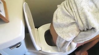 Sexy girls pooping