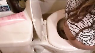 Sexy latina shitting