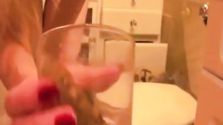 Hot girl pooping